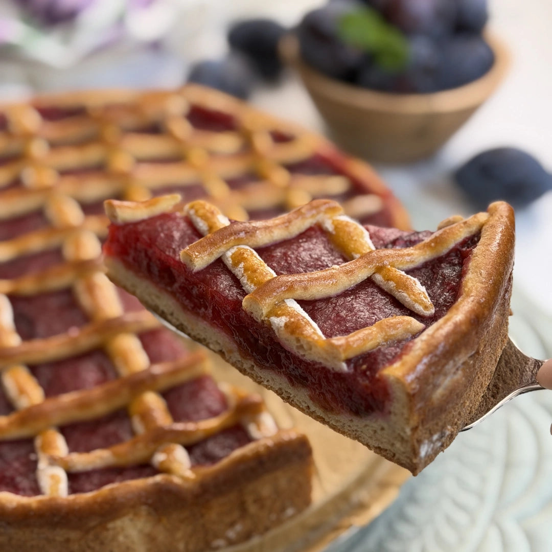 Low-Carb-Pflaumenkuchen mit Gittermuster, ohne Zuckerzusatz
